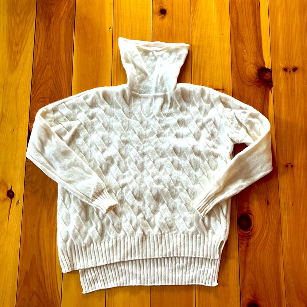 Thick cashmere turtleneck sweater. Cable knit. Cream. size small